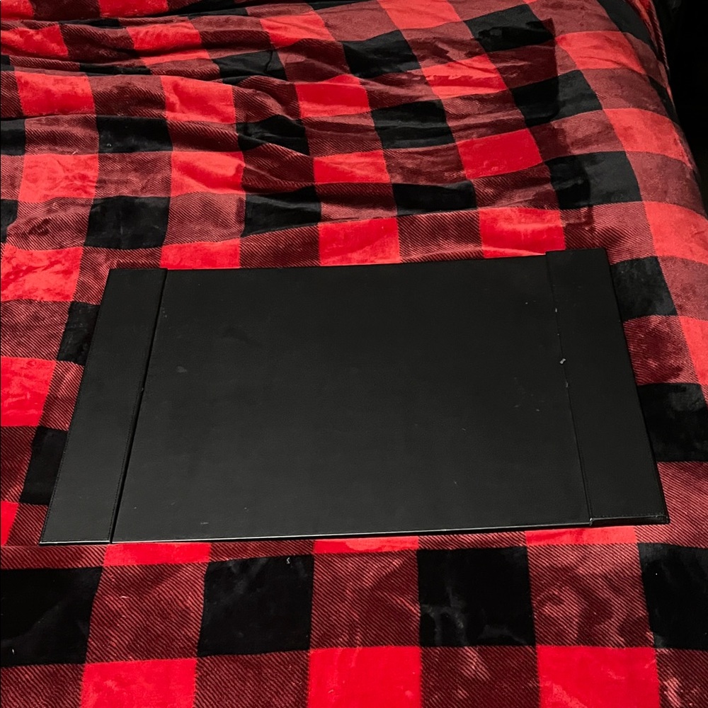 Staples Faux Leather Desk Pad black 17”x24”